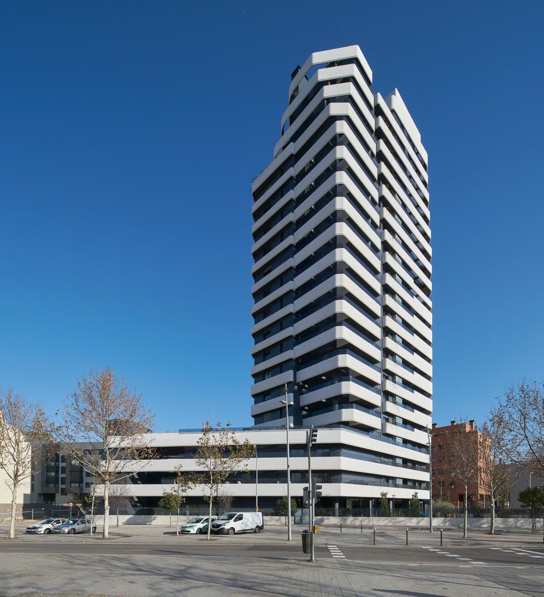 🏗️El estratégico espacio que ocupa Residencial Maravillas ¿una oportunidad desaprovechada?

Los foreros comentan que se debió concentrar edificabilidad para liberar la mayor parte del solar. El resultado actual es muy mejorable.

📍Nuevos Ministerios
🗨️urbanity.one/t/residencial-…