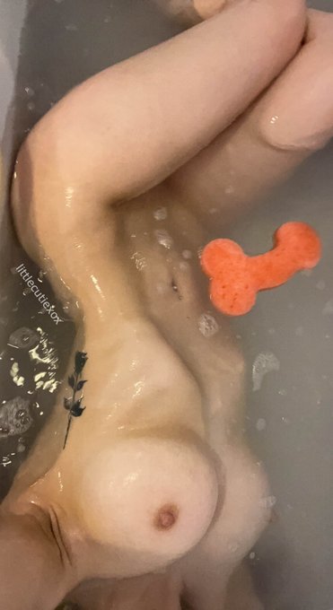 Watch Cabbage Girl's leaked NSFW photo on TwXstars