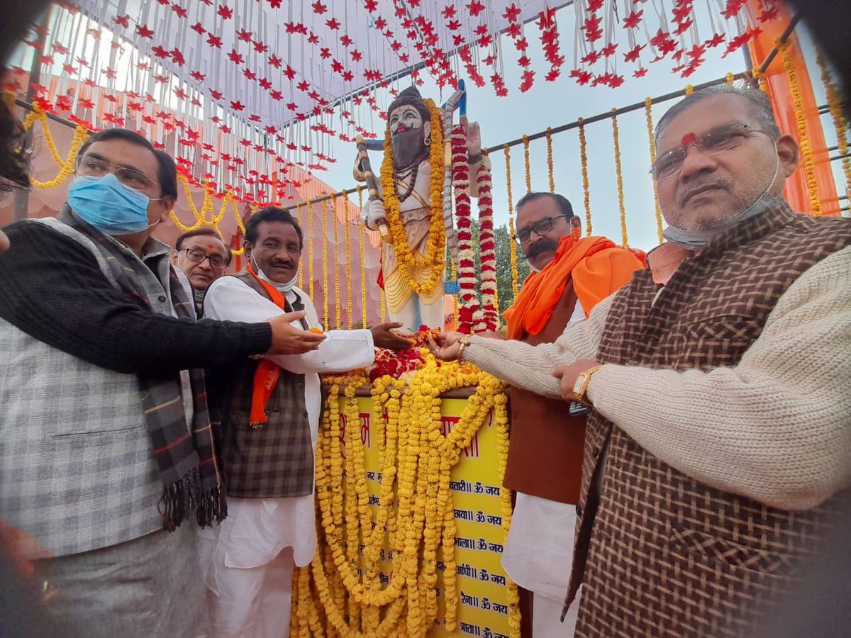 LavakusaT's tweet photo. उत्तर प्रदेश का प्रत्येक जनपद होगा भगवान परशुराम मय
लखनऊ के कृष्णानगर में भगवान श्री परशुराम के मूर्ति अनावरण में भाग लेते तथा मीडिया को संबोधित करते अ.भा.ब्रा.महासभा रा के राष्ट्रीय अध्यक्ष यूपी रत्न पंडित राजेंद्र नाथ त्रिपाठी जी @yadavakhilesh @RahulGandhi @myogiadityanath https://t.co/Lbm1q6u02a