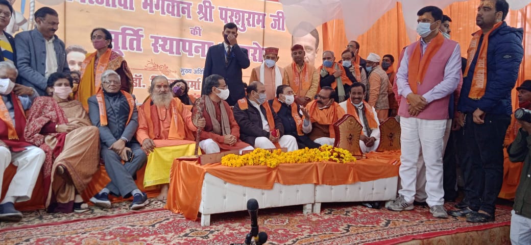 LavakusaT's tweet photo. उत्तर प्रदेश का प्रत्येक जनपद होगा भगवान परशुराम मय
लखनऊ के कृष्णानगर में भगवान श्री परशुराम के मूर्ति अनावरण में भाग लेते तथा मीडिया को संबोधित करते अ.भा.ब्रा.महासभा रा के राष्ट्रीय अध्यक्ष यूपी रत्न पंडित राजेंद्र नाथ त्रिपाठी जी @yadavakhilesh @RahulGandhi @myogiadityanath https://t.co/Lbm1q6u02a