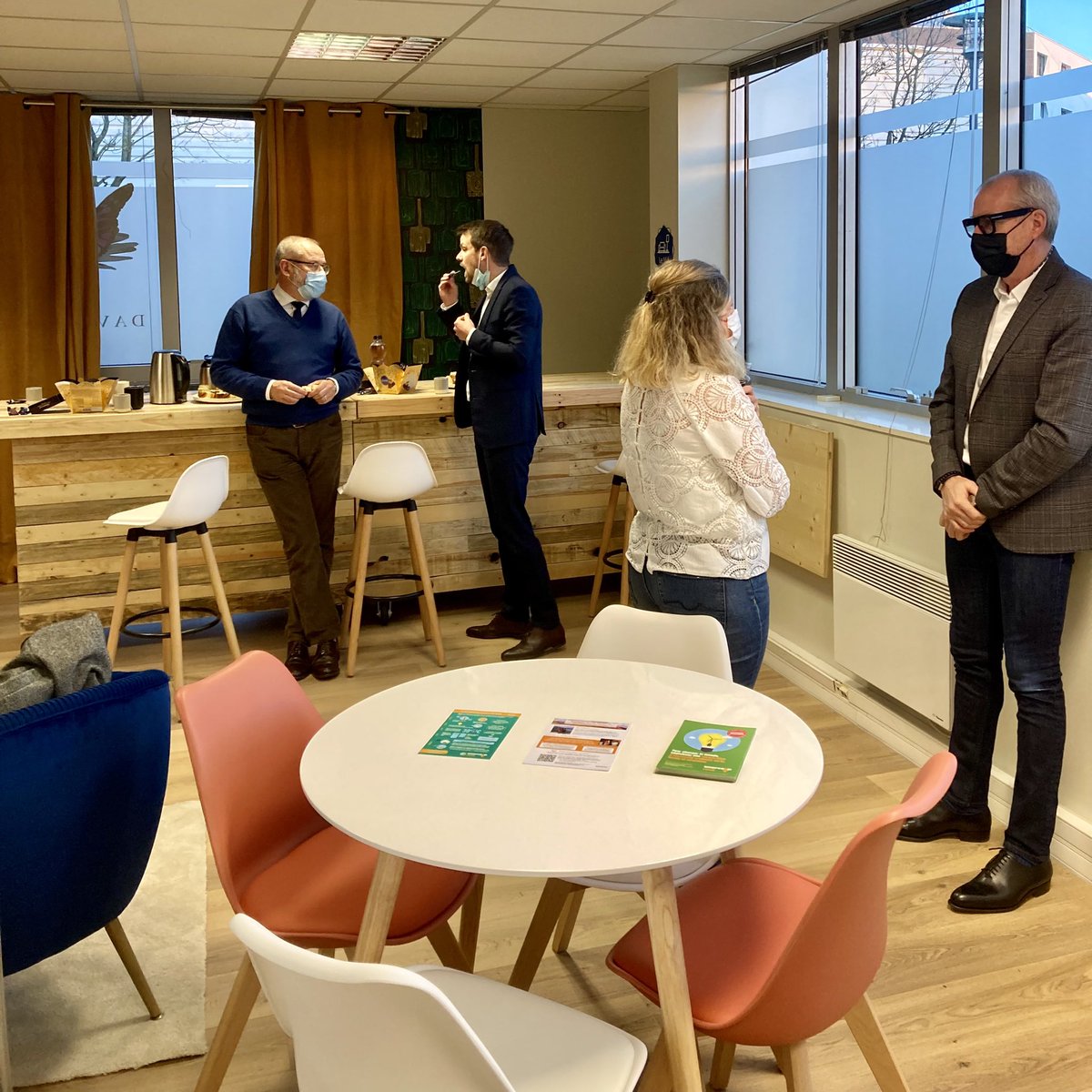 Aujourd’hui, nous recevons les Dirigeants Responsables de l'Ouest ! ✍🏼👨🏻‍💻🗣🥐☕️ @DirigeantsResp 

#Rennes #LaRuche #coworking #SoCent #entreprendre #tierslieux #societal #innovation #collaboratif #RSE #ESS #DRO #DirigeantsResponsables