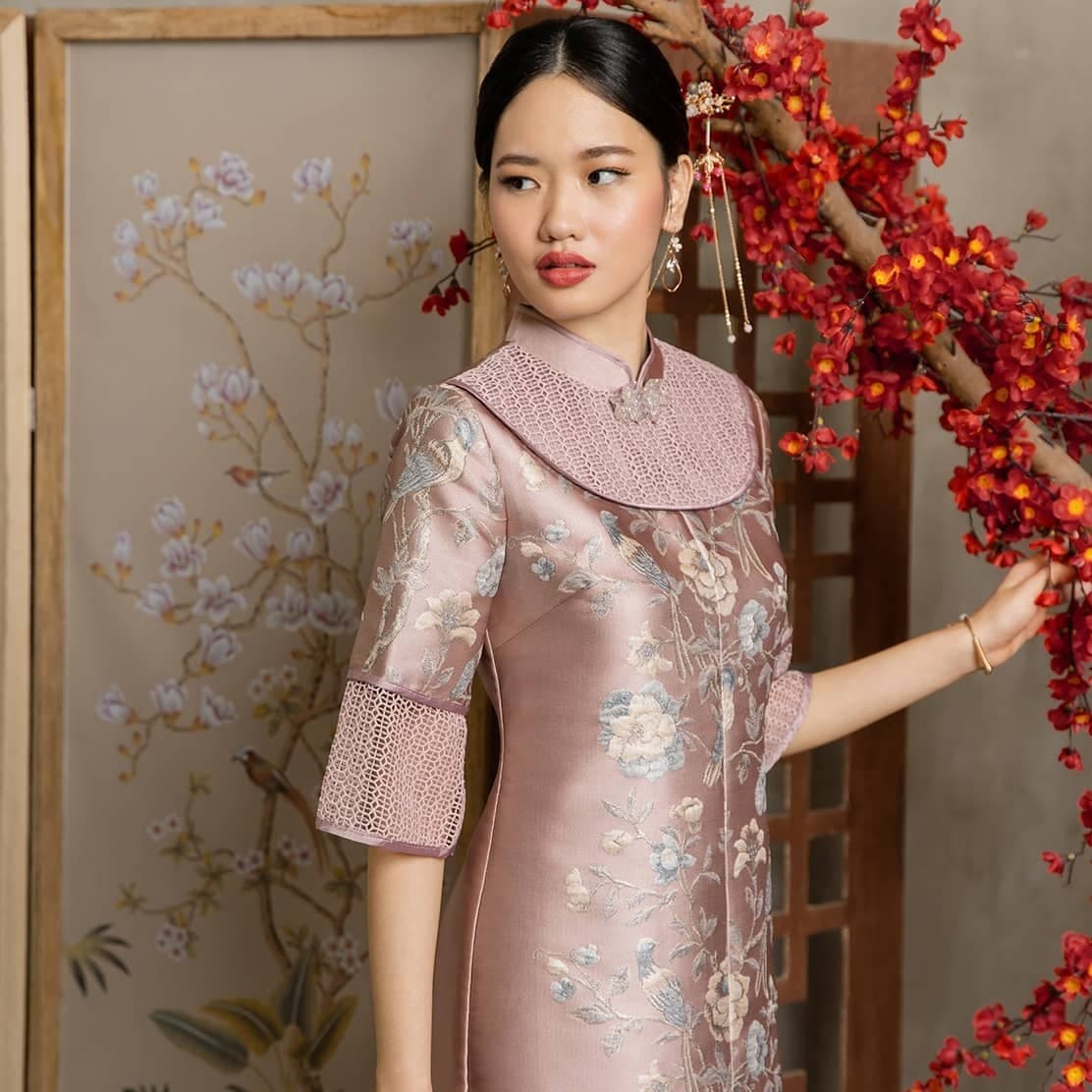 esye_official's tweet photo. #ESYE #CNY22 Collection >> "#Heirlooms" 🍊🍊

Style: #JemmaCheongsam

An elegant floral jacquard shift dress with beautiful lace feature on the neckline and sleeves.

Available at https://t.co/hqw0X1B4jl. 

#RTW #OOTD https://t.co/t3OG2Jtbwo