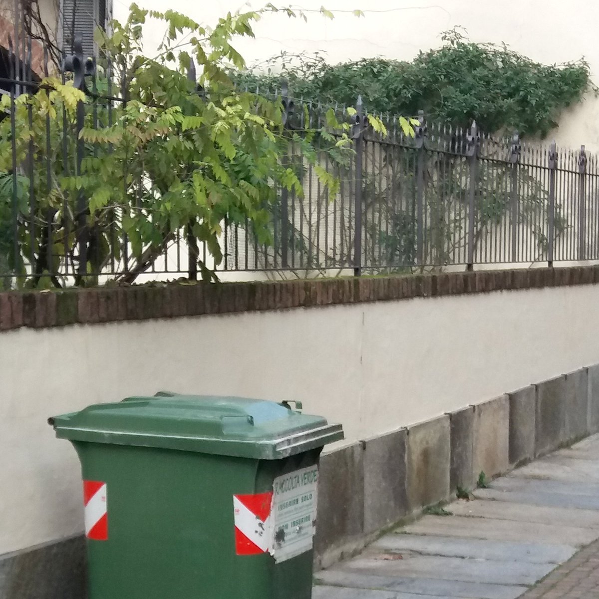 AstiServPubbl's tweet photo. Da lunedì 10 a sabato 15 gennaio Asp effettuerà, nella città di Asti, il ritiro porta a porta di potature e ramaglie. Sul sito Asp i giorni e gli orari, per ciascuna zona, in cui esporre il contenitore verde ▶️https://t.co/IgbzPTZ9PW https://t.co/41Xev9l5Ue