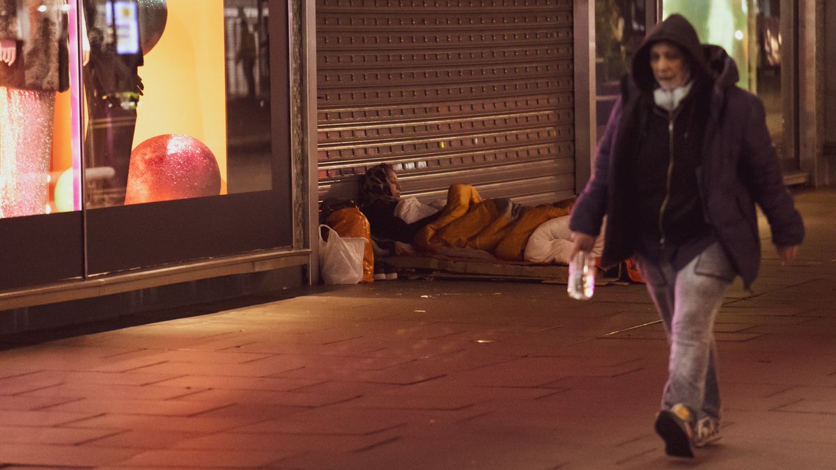 Imposible no acordarse estos días de frío de todas las personas que están viviendo en la calle, pero insistimos que el #sinhogarismo no es una emergencia meteorológica 🌡️. 
Buscar soluciones definitivas debe ser el foco y para ello se debe apostar por la vivienda🏠.