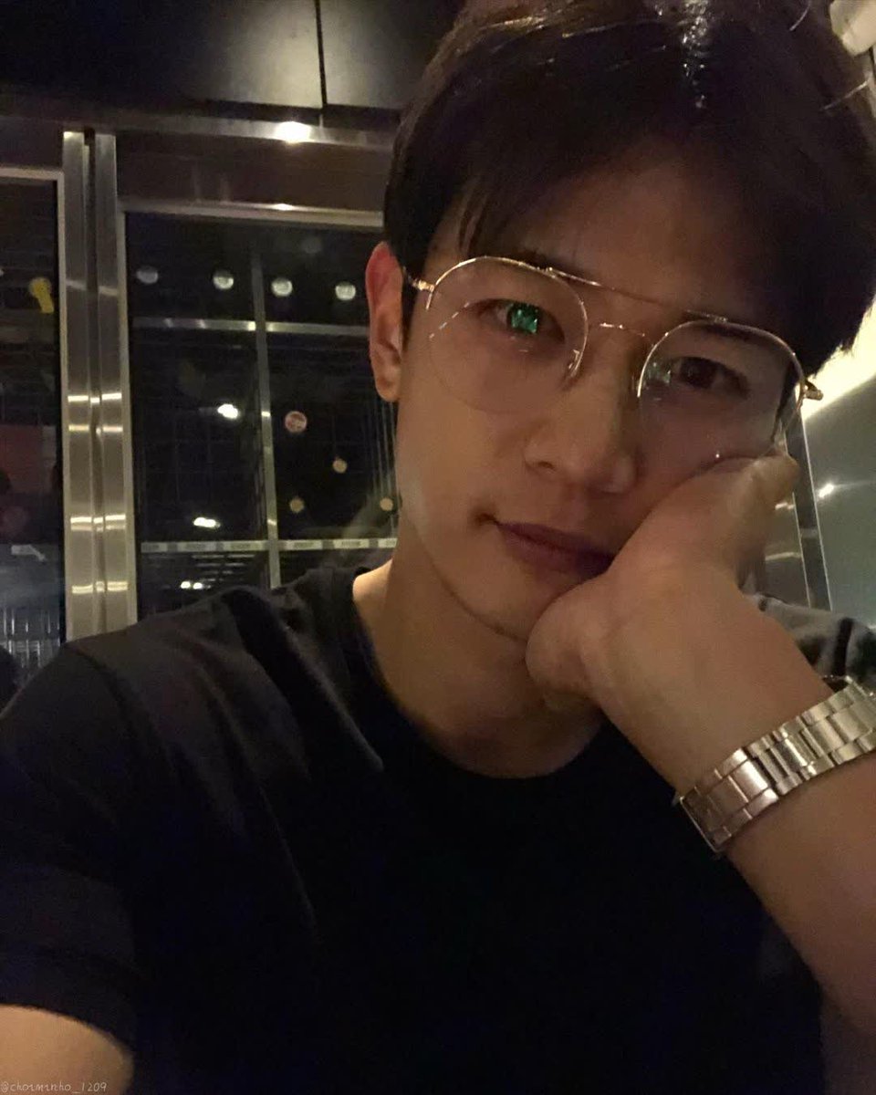 simpleblack1209's tweet photo. 220107 MINHO INS UPDATE 

🍷.

#MINHO_Heartbreak 
#민호인스타 
#민호 #샤이니 #MINHO #SHINee #ミンホ https://t.co/NnQtasCdbn