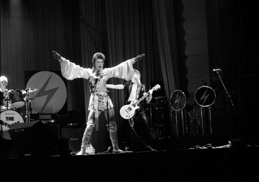 Happy birthday <a href="/DavidBowieReal/">David Bowie Official</a> ⚡️ Here is Bowie performing in our Concert Hall in 1973. Don't miss <a href="/BrightonMuseums/">Brighton Museums</a> Bowie/MacCormack 1973-76 exhibition (on until 23 Jan): bit.ly/3JORgrF #Bowie75