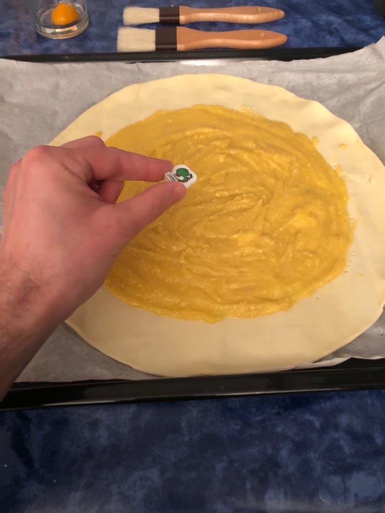 CEBIJE's tweet photo. Le chef cuisinier Alexandre👨🏻‍🍳(accessoirement le Directeur du CEBIJE😉) a confectionné ce matin nos galettes des Rois! Nous vous invitons à venir la déguster accompagné de chocolats, de pâtes de fruits et de Champomy à 17h00😋

#epiphanie #galettedesrois #cebije #boulbi https://t.co/Ac4HOmtqvI