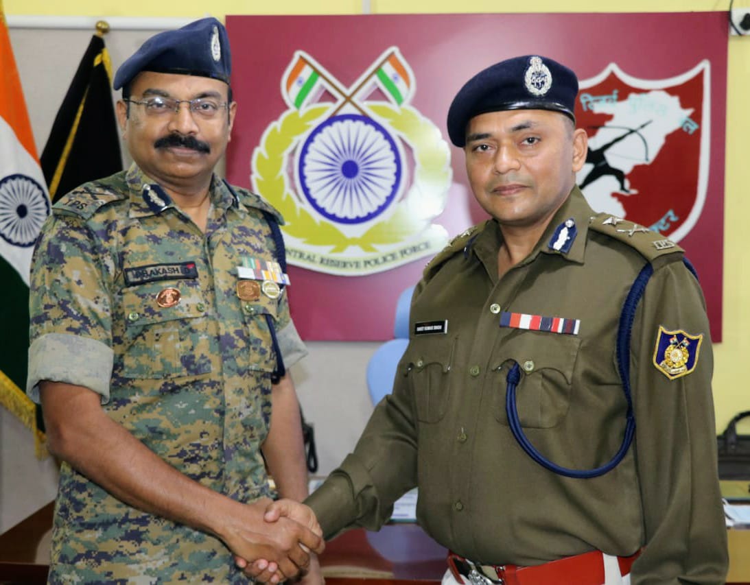 Sh. Prakash.D, IPS ,handed over charge of Chhattissgarh Sector to Sh. Saket Kumar Singh, IPS,..
Outgoing IGP Sh. Prakash.D thanked all the Officers and  personnel for their help and support in Anti Naxal Operations .
<a href="/crpfindia/">🇮🇳CRPF🇮🇳</a>
<a href="/HMOIndia/">गृहमंत्री कार्यालय, HMO India</a> 
<a href="/PMOIndia/">PMO India</a>