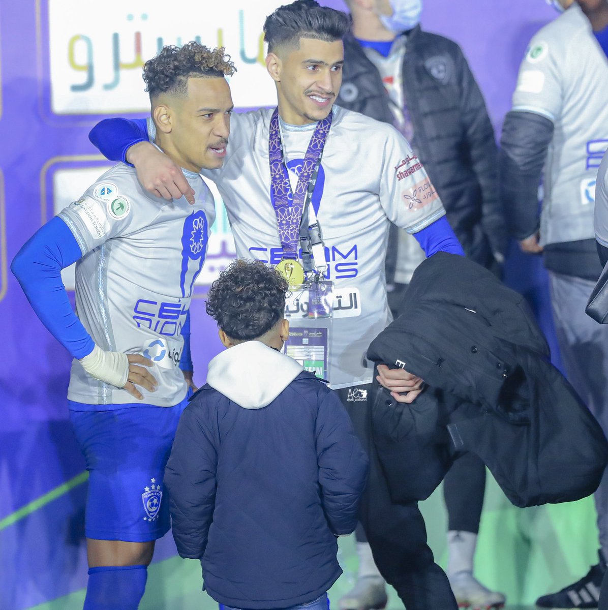 1SMi_'s tweet photo. 📷 اثناء التتويج متعب المفرج طلب من ماثيوس بيريرا حمل الكاس بعد ان حمله كل لاعبي #الهلال بإستثناء بيريرا 💙 https://t.co/kb1UQxkvOh