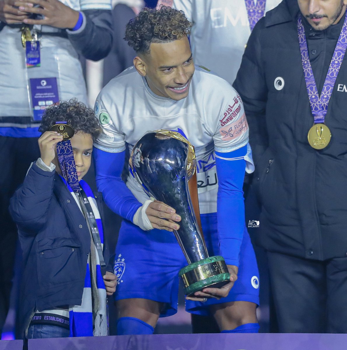 1SMi_'s tweet photo. 📷 اثناء التتويج متعب المفرج طلب من ماثيوس بيريرا حمل الكاس بعد ان حمله كل لاعبي #الهلال بإستثناء بيريرا 💙 https://t.co/kb1UQxkvOh