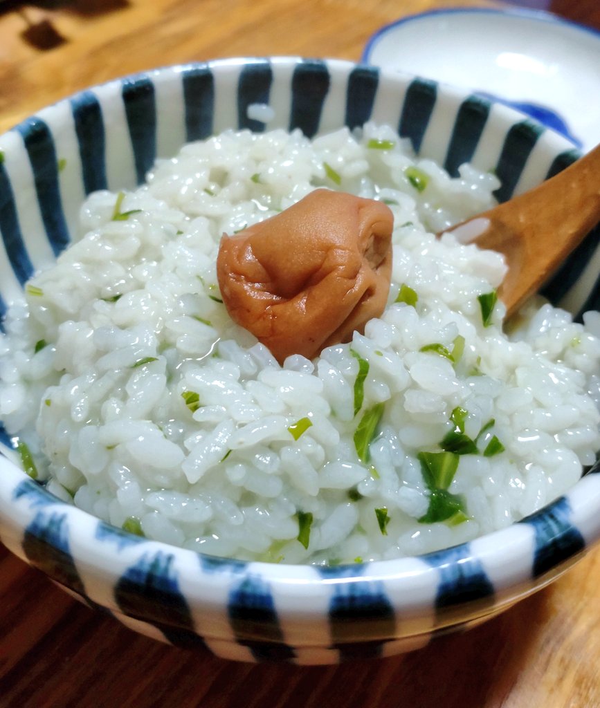 kumaji_zz's tweet photo. #七草粥
 #おうちごはん
やっばり無病息災を願って七草のセット見つけて買いました🙏🐻

出汁をとって脱！苦味👌🍚

七草粥食べたし
よし明日から無敵ᕙ( ˙꒳​˙  )ᕗ✨

お疲れ様でした😊 https://t.co/2pAhNPbzTg