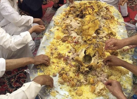 د. فهد الخضيري يُنبه الجميع :

من العادات التي يعتقد فيها المضّيف أنه يكرم الضيف قيامه بتقطيع اللحم له، وفيه ملامسة وتلويث للأكل، وقد ينقل بعض جراثيم اليد لأكل الضيف .. والرسول ﷺ نهى عن النفخ بالطعام وبالماء لكي لا يتلوّث بجراثيم الفم ويقاس على ذلك عادة تقطيع اللحم للضيف .
-