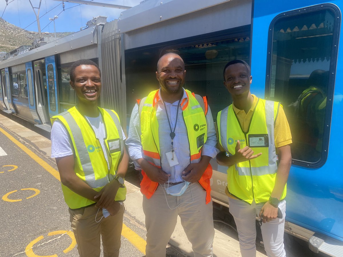 ricardomackenzi's tweet photo. Great to meet the @TheCPTtwins
They known for their hiking/adventure tweets and always knows the best/cheap/free spots to go and hike/eat/drink wine or any adventure in Cape Town. π
#teamweekend #cpttwins #cpttwinshike https://t.co/QnERNZT0sL