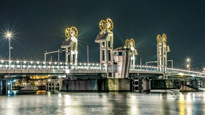 roelofjonker's tweet photo. Avondfotografie

En zoals beloofd de andere fotos 

#Kampen is echt de moeite waard om ´s avonds naar toe te gaan om foto´s te maken! Met als kers op de taart natuurlijk de prachtige #stadsbrug!
#cameranu_nl #canon #zoomnl #groothoek #6d #avondfotografie #kampen #stadsbrugkampen https://t.co/tH3OGdcxfb
