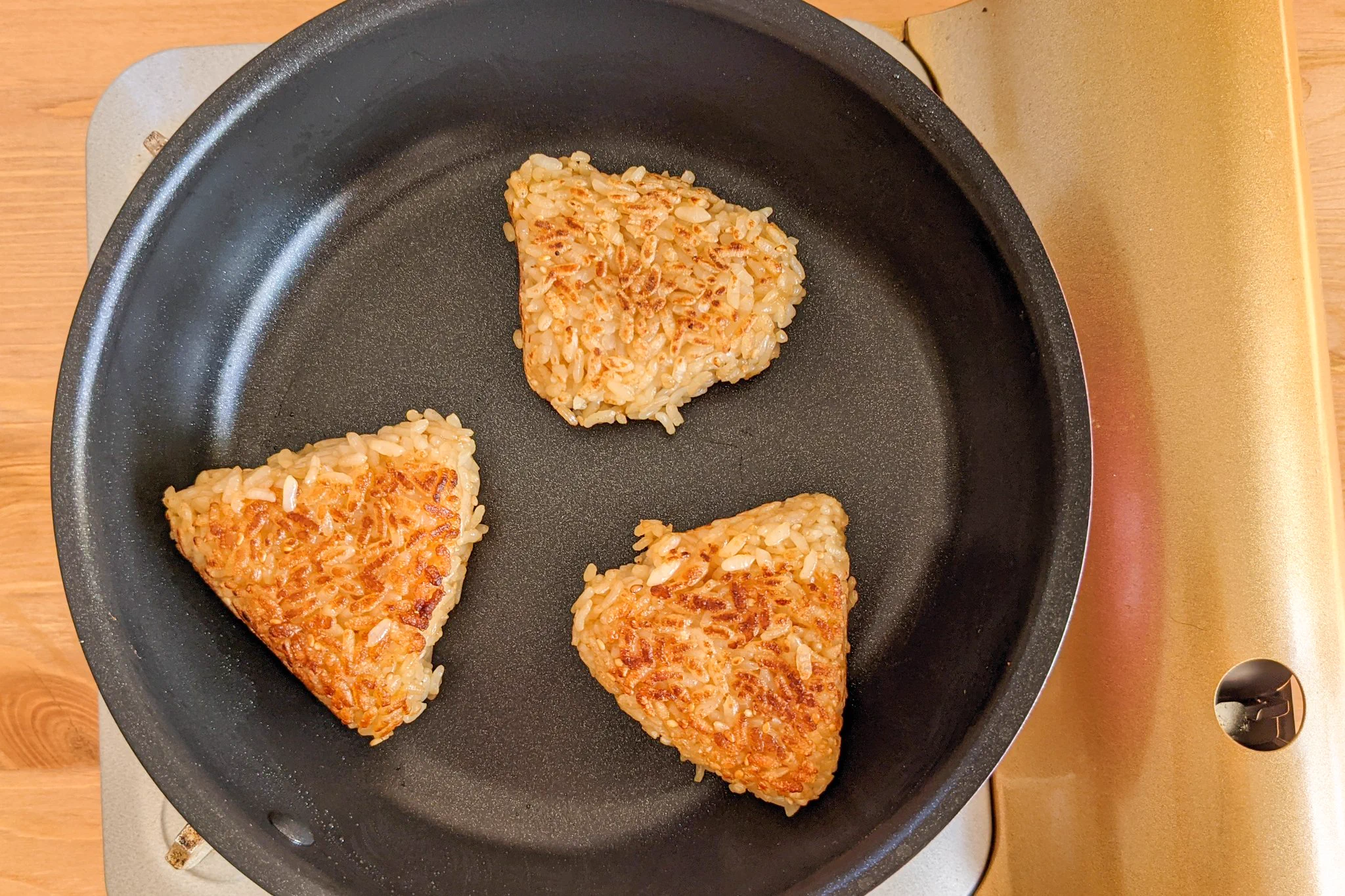 何個でも食べられちゃう美味しさに仕上がる？！焼肉のタレを使った「焼きおにぎり」レシピ！