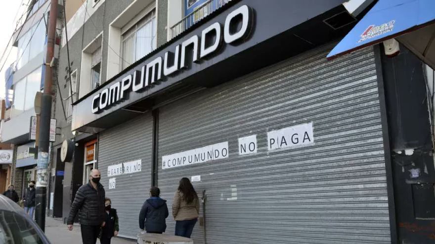 En Concurso Garbarino, y ahora concursada Compumundo por un pasivo de $ 2300 millones.

Saluden a Compumundo que se va.