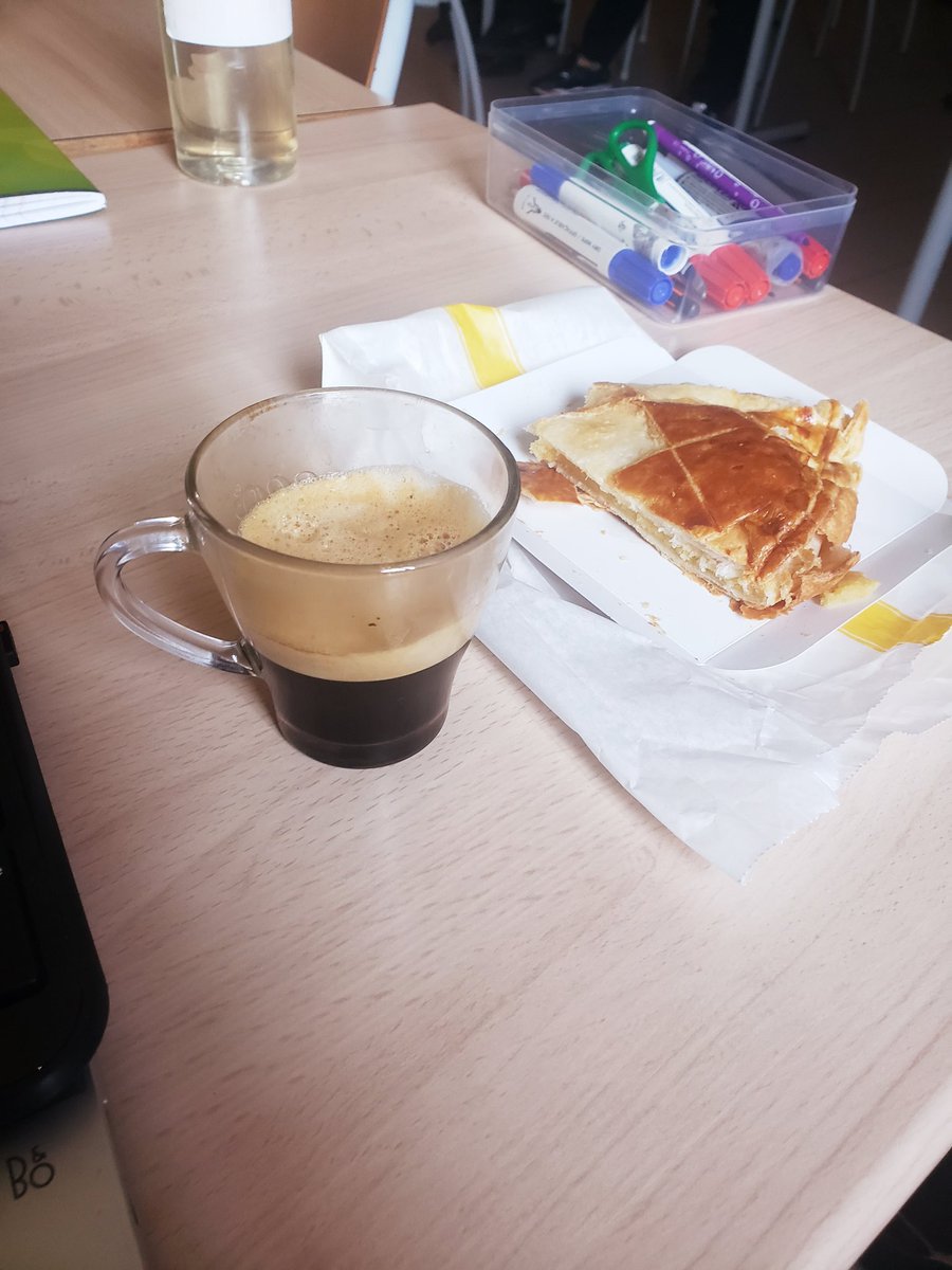 Être prof en SEGPA c'est aussi voir arriver tes élèves avec une part de frangipane toute chaude qu'ils ont fait eux-même en atelier Hygiène Alimentation Service.

Et c'est la meilleure de l'année 😊