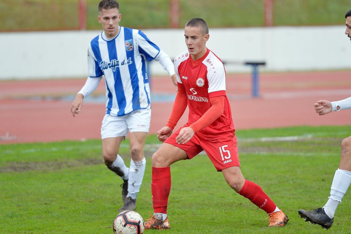 futbolcroacia's tweet photo. 🤝 El joven talento Marino Kukoc (17), que hasta ahora militaba en el Juvenil del #RNKSplit, equipo de Tercera   con el cual ha jugado 13 partidos este curso, ha firmado por el @NKRijeka. Un reconocimiento, sin duda, al buen hacer de la escuela del RNK Split. https://t.co/BE0PZ8VMTT