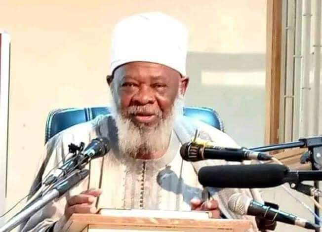 Inna lillahi wa inna ilaihi raajiuun😢 Allah Ya yi wa Dr. Ahmad Bamba rasuwa. Allah Ubangiji Ya gafarta masa, Ya sa aljannah makoma.