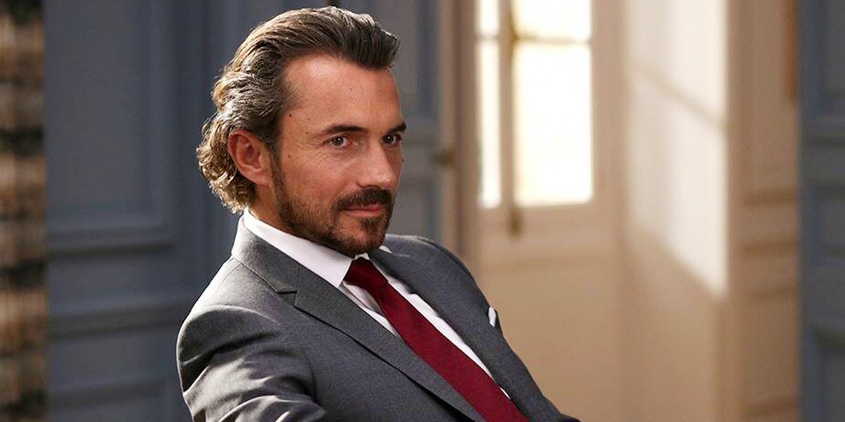 What a great character too 👏 #EmilyInParis