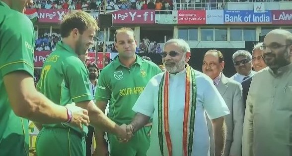 149in44's tweet image. A rare picture of AB de Villiers wasting his time