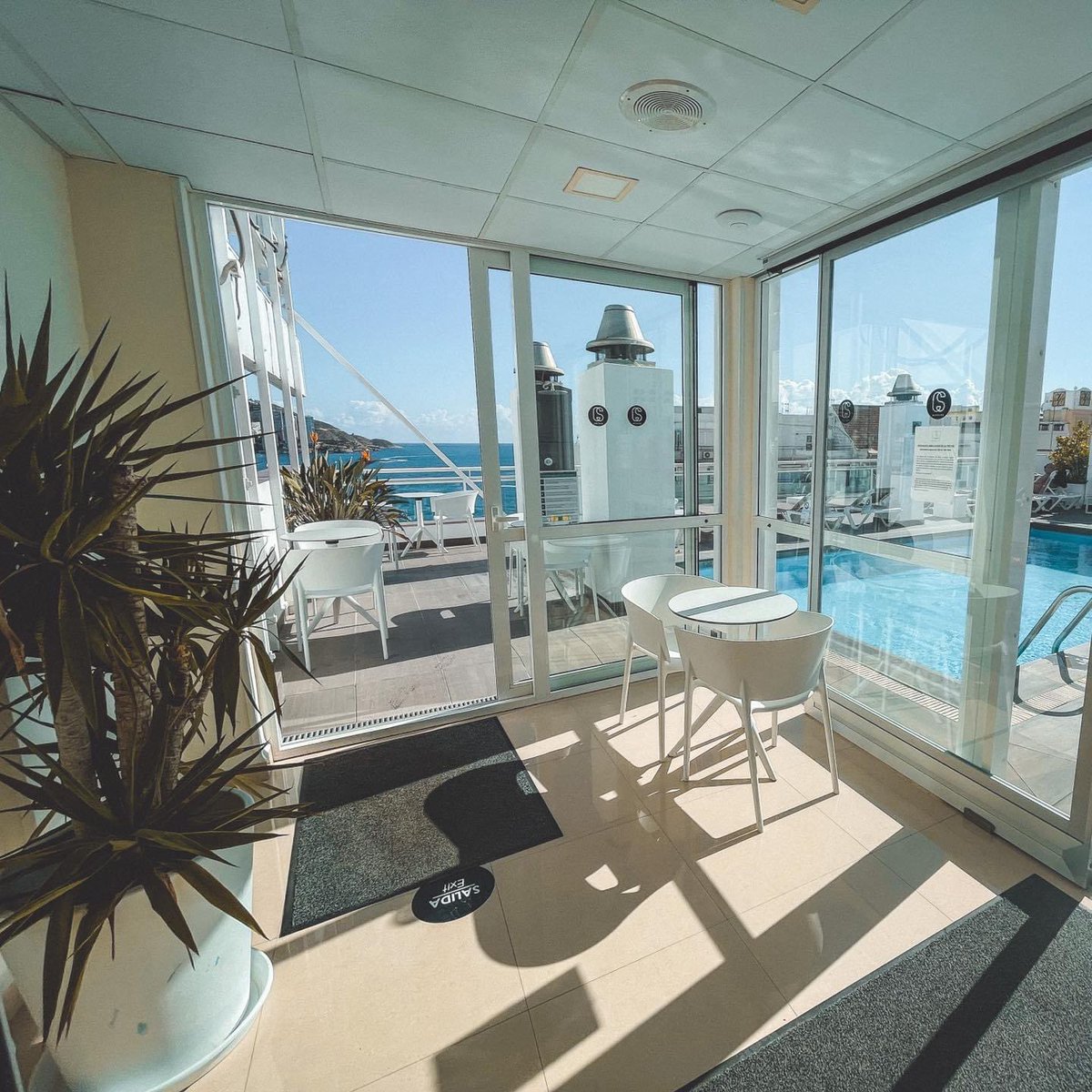 HotelCentroMar's tweet photo. ¡Que levante la mano quien no quiera volver a la rutina! 🙌🏻 

Siempre podemos pensar en el día que volvamos a estar aquí 💙

Looking forward to begin the days here again… Happy Thursday! 🔜

#HotelCarlosI #CSHoteles #Benidorm #travelgram #CostaBlanca #azoteasconencanto https://t.co/qobPBdgaqm