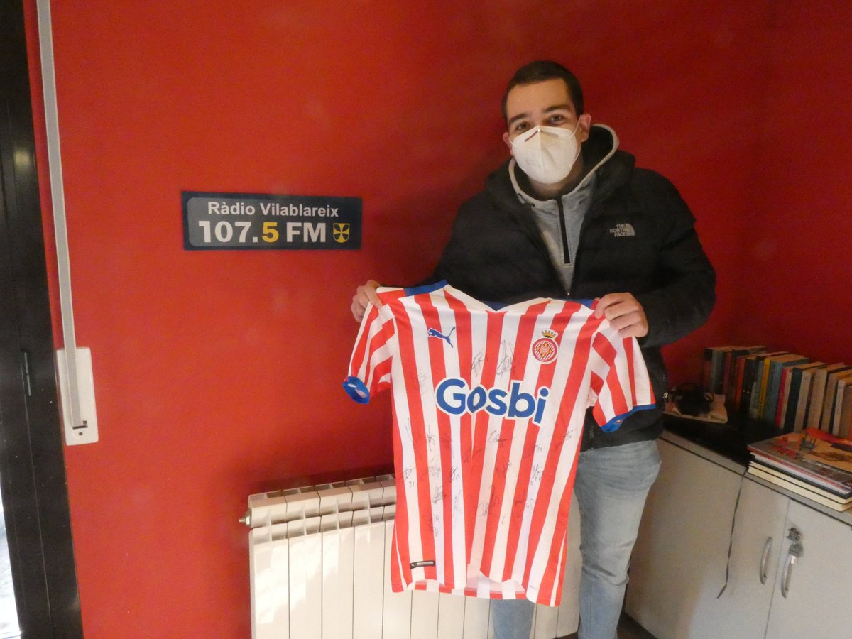 rvilablareix's tweet photo. L'afortunat del sorteig de la samarreta del @GironaFC  signada ja ha vingut als estudis a recollir el seu premi. A gaudir-ho molt! Aquest ha de ser l'any de l'ascens! Enhorabona @marctorres_45 I de nou, gràcies a tothom per participar! 107.5 FM (Girona) https://t.co/cM4pPfzMCc