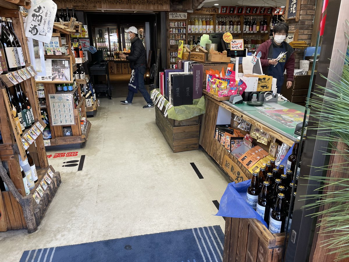 codanwalker's tweet photo. 団地ビール「TAMA BASE BEER」たくさん買ってきましたよ!
聖蹟桜ヶ丘の小山商店さんに置いてあります。小山商店さん、普通の酒屋さんかと思いきや日本酒からワインまで凄まじき品揃えでビックリしました。
普通に楽しいので、ぜひ行ってみてくださいね。
#多摩ニュータウン
#tamabasebeer https://t.co/LThg0k7HCy