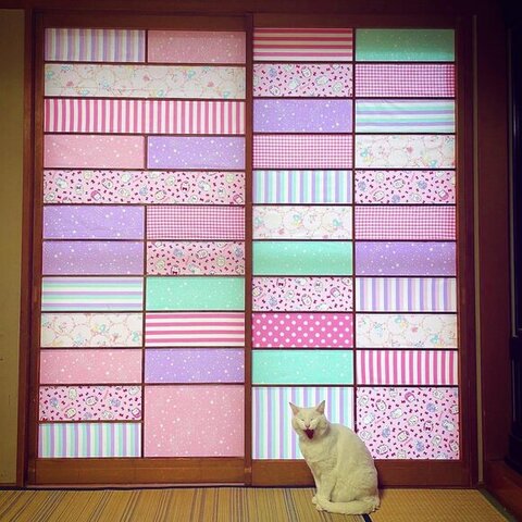 愛猫に障子をズタボロにされ続けた結果…… "ぜんぶ布"の猫対策バッチリな障子とくやしそうな猫さまの表情 https://t.co/uy9qL6EfvE @itm_nlabより 