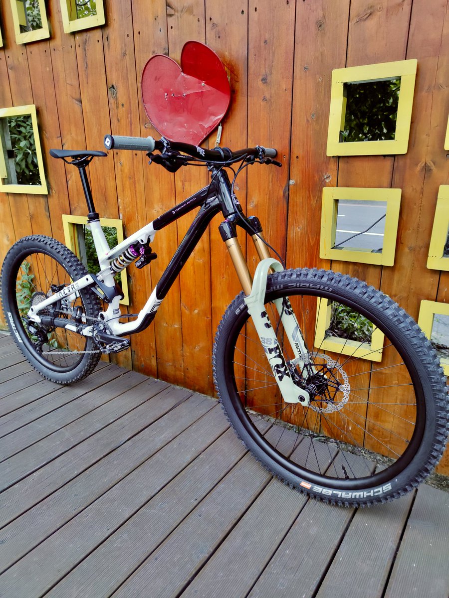 i01092050801's tweet photo. New bike day🔥
#FastSuspension
#FENIX
#SC4 https://t.co/MLITqdFVoA