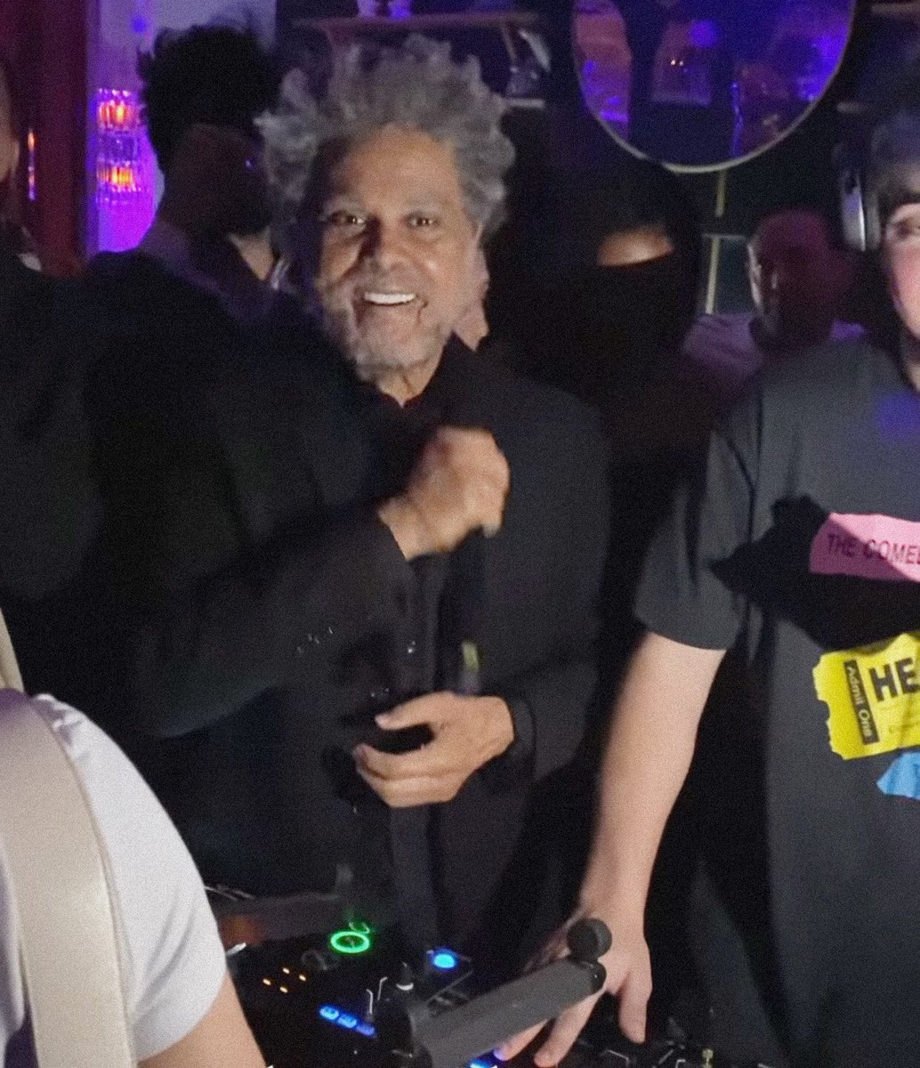 SiteTheWeekndBR's tweet photo. 📸 | O TERROR DO INSS! The Weeknd hoje em sua After Party. https://t.co/jZ3sDMPaHa