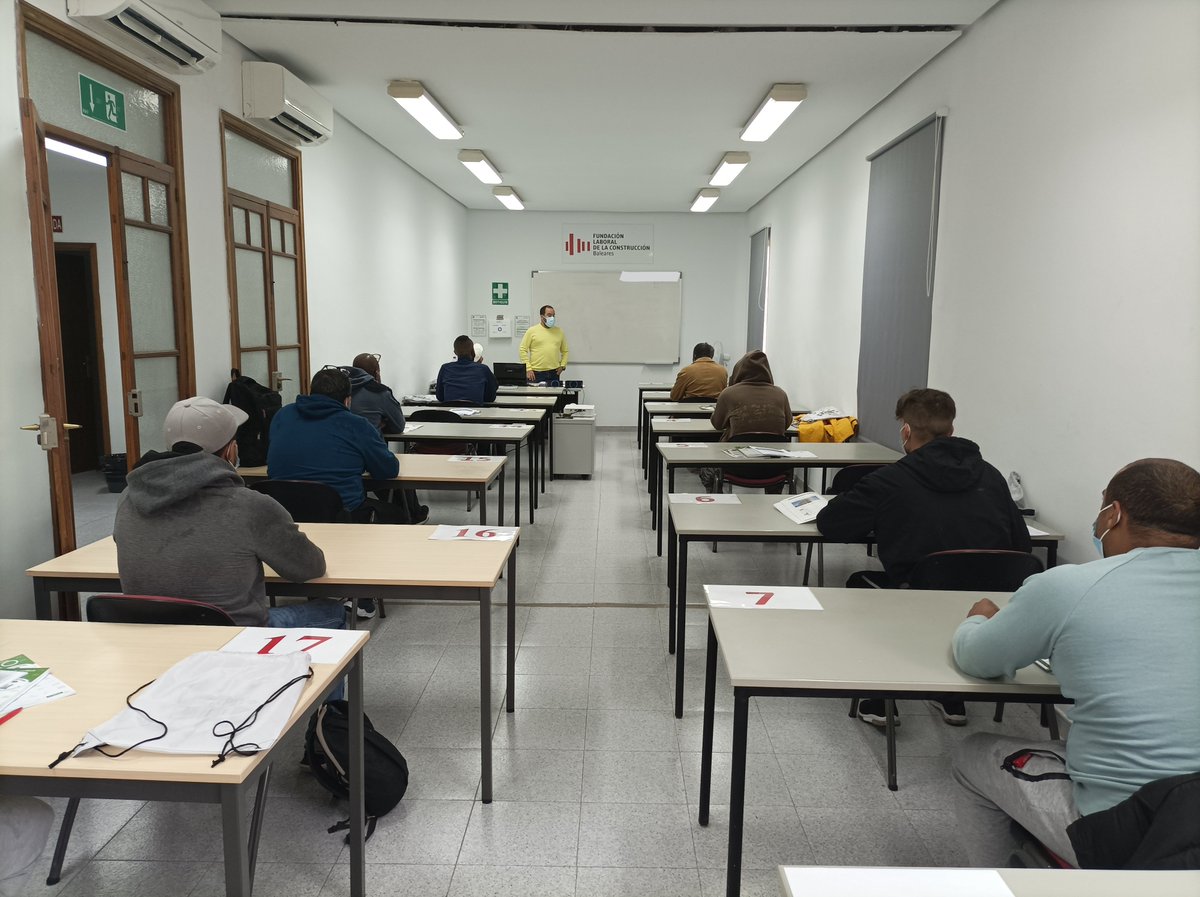 ConstructorsIB's tweet photo. En el 2021 hem realitzat 13 cursos gratuïts de PRL a la construcció a les #illesbalears. 👷‍♀️👷‍♂️208 treballadors, principalment desocupats o vulnerables, s'han beneficiat d'aquest requisit obligatori per fer feina al sector 🏗️
La seguretat és fonamental ✅
🔜 Nous cursos 2⃣0⃣2⃣2⃣ https://t.co/OnEJxDa0IU