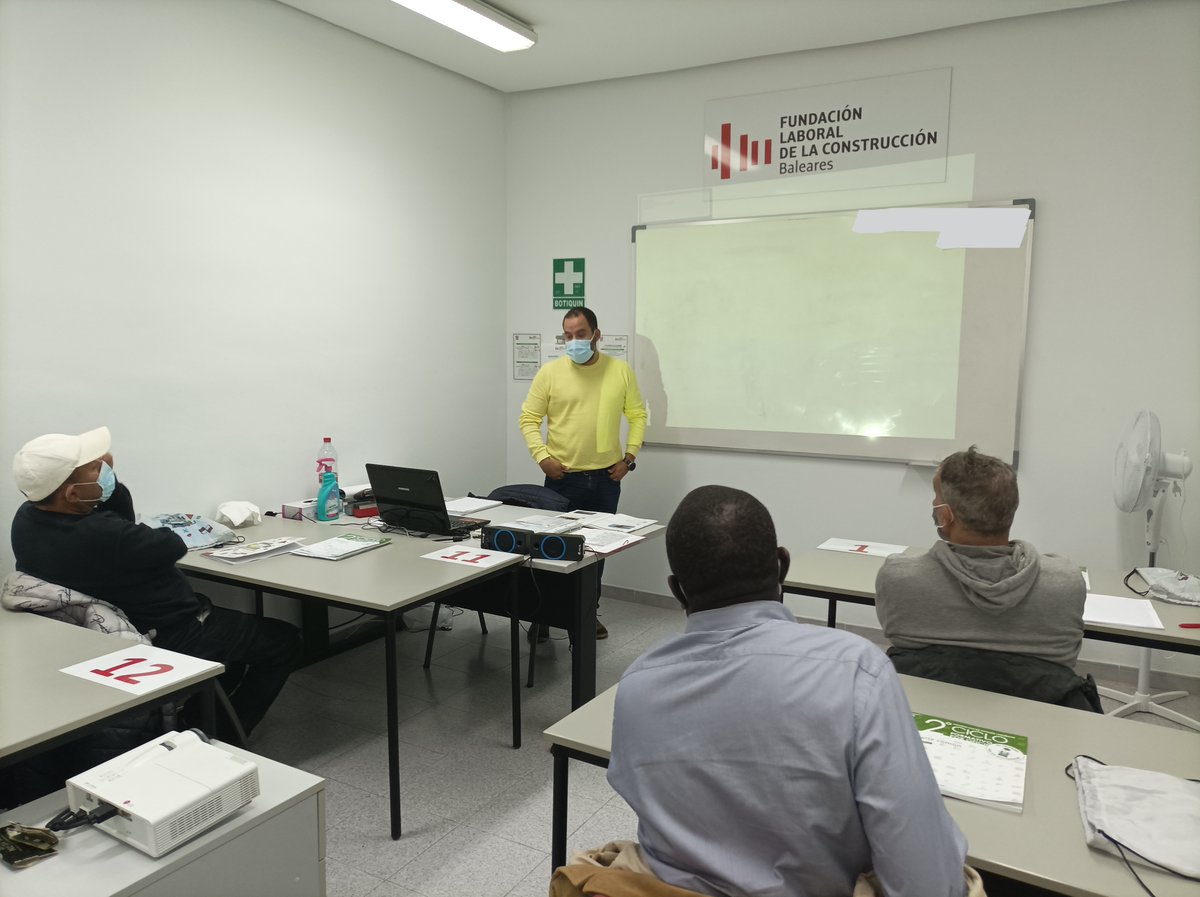 ConstructorsIB's tweet photo. En el 2021 hem realitzat 13 cursos gratuïts de PRL a la construcció a les #illesbalears. 👷‍♀️👷‍♂️208 treballadors, principalment desocupats o vulnerables, s'han beneficiat d'aquest requisit obligatori per fer feina al sector 🏗️
La seguretat és fonamental ✅
🔜 Nous cursos 2⃣0⃣2⃣2⃣ https://t.co/OnEJxDa0IU