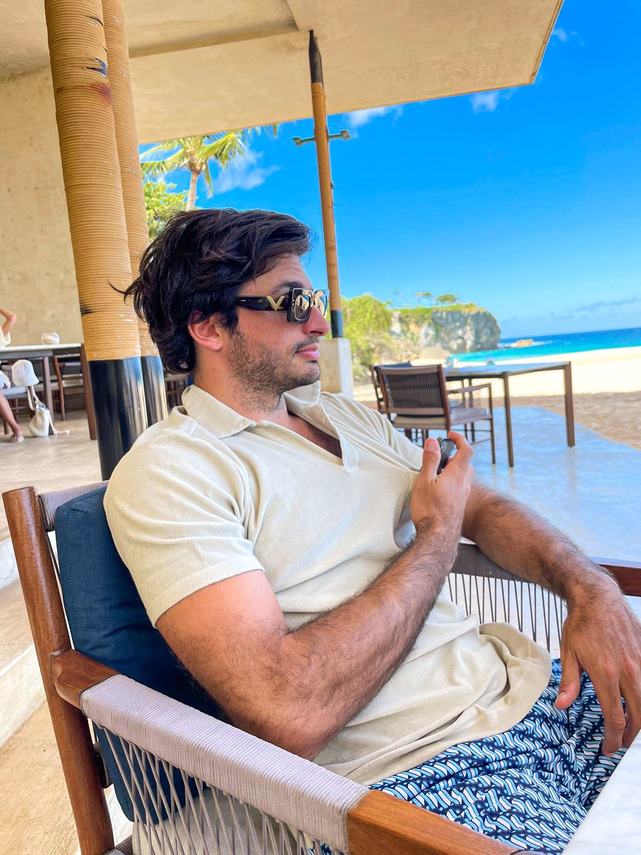🏝 Starting the holidays vs ending the holidays 🤣

-
#Carlossainz