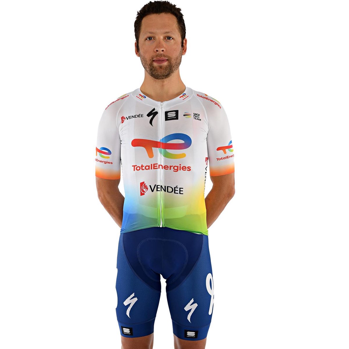 Nouvelle saison avec la @TeamTotalEnrg et nouveau maillot 🤩@sportful Excellente année 2022 à toutes et tous !