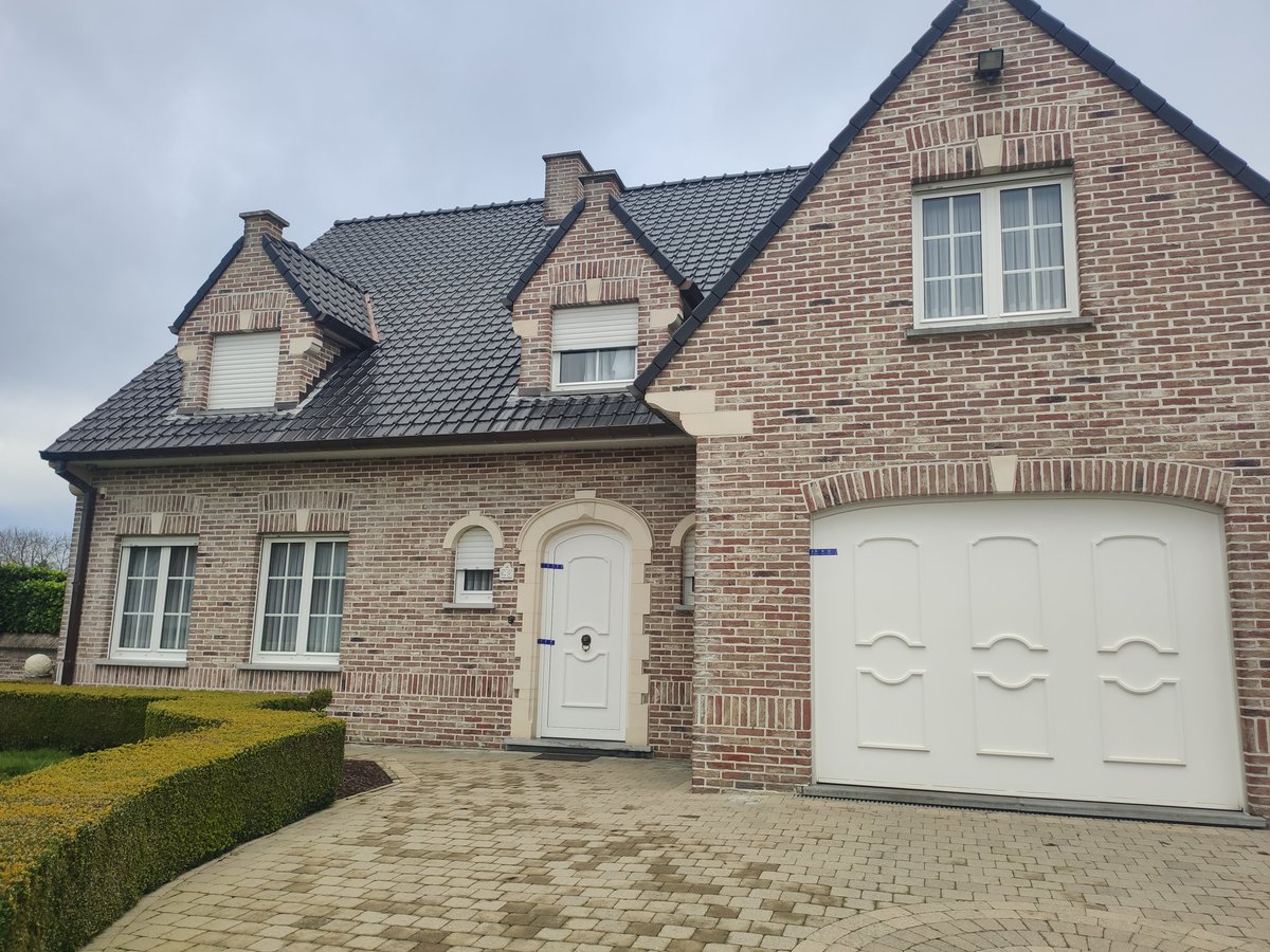 rob_televisie's tweet photo. In #Oplinter is gisteren cannabisplantage ontdekt in huis in Lindebaan. @pzGetevallei trof tijdens huiszoeking zo'n 1210 cannabisplanten aan. 31-jarige man verschijnt vandaag voor onderzoeksrechter, die beslist of hij aangehouden blijft #robnieuws #robtv https://t.co/HAXXcOziuP