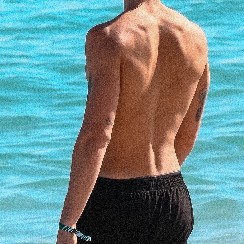 RAULFEATURES's tweet photo. just shawn mendes at the beach🏖 https://t.co/FpcSs1pCxc