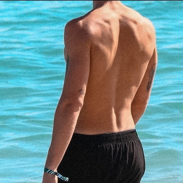 RAULFEATURES's tweet photo. just shawn mendes at the beach🏖 https://t.co/FpcSs1pCxc