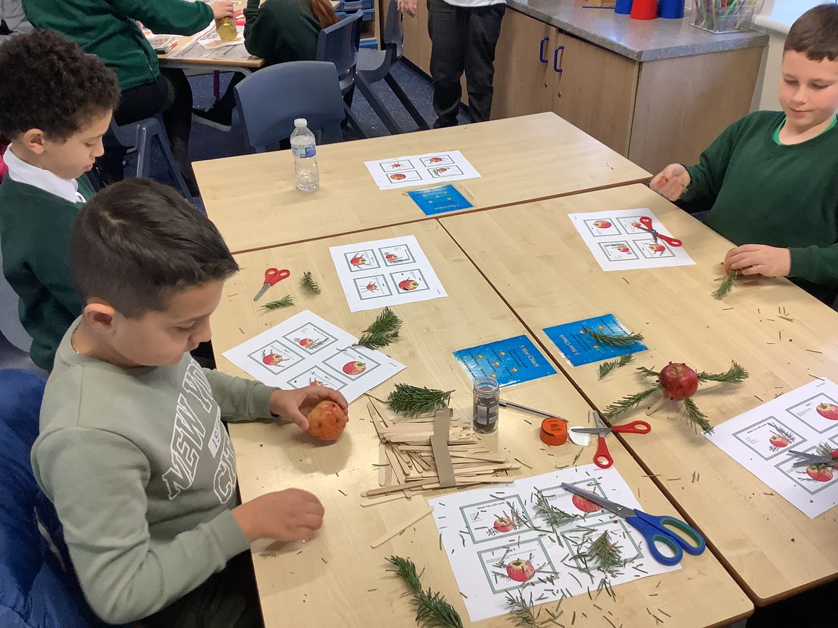 We had a lovely first day back in Dosbarth Gold. We thought about New Years resolutions and compared it to Yr Hen Galan. We made our own Perllan (lucky charms) and made origami Mari Lwyd.