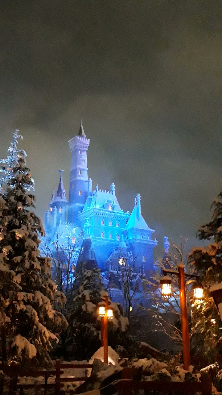 ディズニーの雪景色まとめ 美女と野獣エリアの初雪もご紹介
