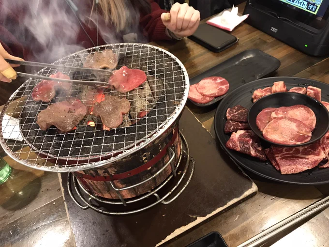 人生初の焼肉を楽しませてもらっている( `▿' 三 `▿' 三`▿' ) 
