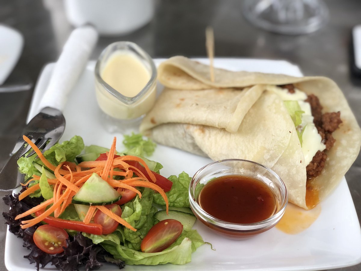 MantateQueeneth's tweet photo. My favorite spot in the #Bulawayo cbd is Middy’s. They’ve reopened for 2022, I recommend you check them out. The food is delicious and pretty affordable. If you are like me and like pics, it’s a good vibe for your gram🥵I might also bump into your there🤗
#FoodOutlets https://t.co/w282XOmHvJ