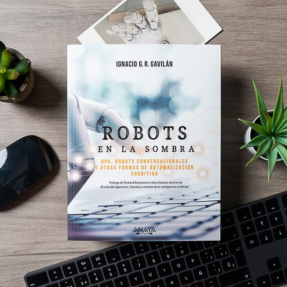 Anaya_Multimed's tweet photo. ¿Cómo será este 2022 para los robots? 🤔

'Robots en la sombra', de @igrgavilan, nos habla sobre las nuevas fuerzas de trabajo digitales y nos invita a reflexionar sobre el empleo, la fiscalidad y la ética de los robots software.🧠🤖

👉 https://t.co/jeeL6KUZeS https://t.co/mlqTnlnhi6