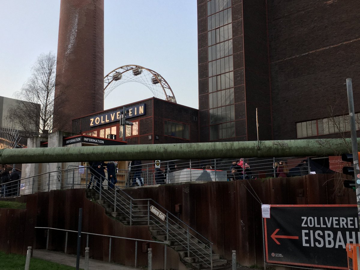MercatorDE's tweet photo. Brrr… zum Jahresstart ging es für unsere #MercatorAlumni aufs Eis. Beim ersten Treffen in der Region Rhein-Ruhr in 2022 gab es ein Wiedersehen bei 2G und Eisstockschießen auf @ZecheZollverein. Team Schildkröte gewann knapp vor Team Pinguin. 😊 Es war schön, euch zu sehen! https://t.co/JwQ1kZXaEG