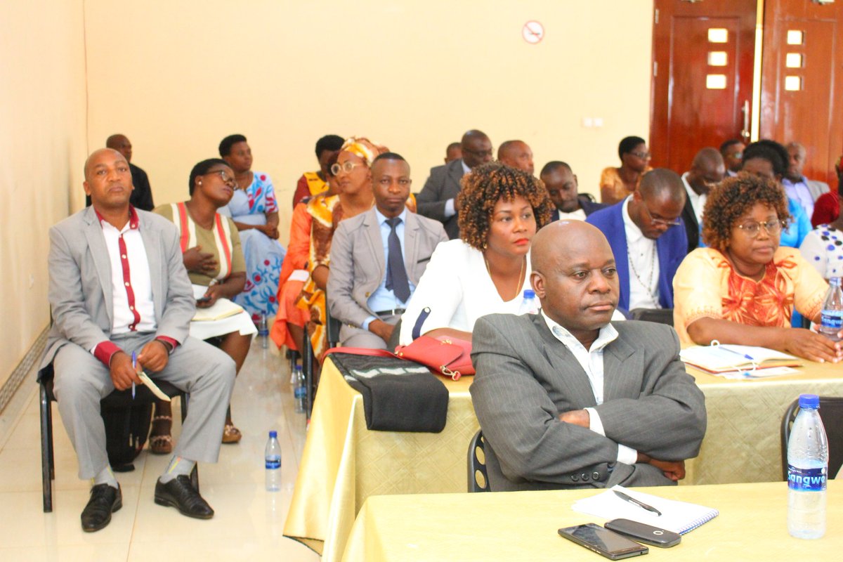 nyaburungapost's tweet photo. #Burundi: animation d'une séance de moralisation par le ministre @MiniJustice_BDI , Domine Banyankimbona, à l'intention des chefs des services et juridictions supérieures à @Gitega. https://t.co/muz3cQyFWZ