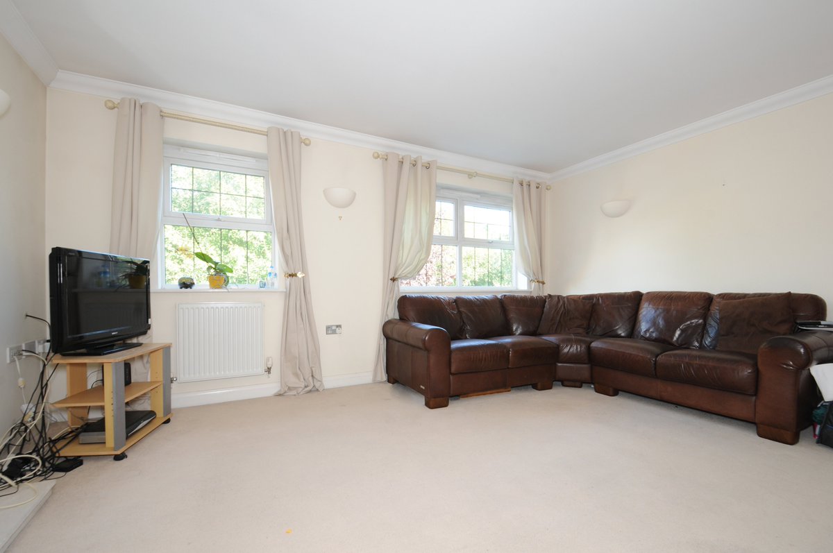 Hamptons_Cats's tweet photo. ⭐️ NEW INSTRUCTION! ⭐️

A well presented four bedroom house situated in Coulsdon. The property benefits from modern appliances, utility room, off street parking and a paved outside rear garden. Available from March at £2,300pcm

📞01883 597000 to arrange a viewing https://t.co/WTuU7h4oQL