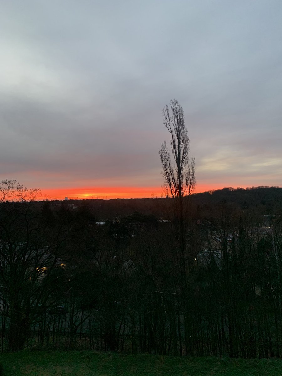 ntshsvdlnd's tweet photo. fire in the sky this morning before the sun hid again #nosunnofun #greyberlin https://t.co/LUYtiPppAj