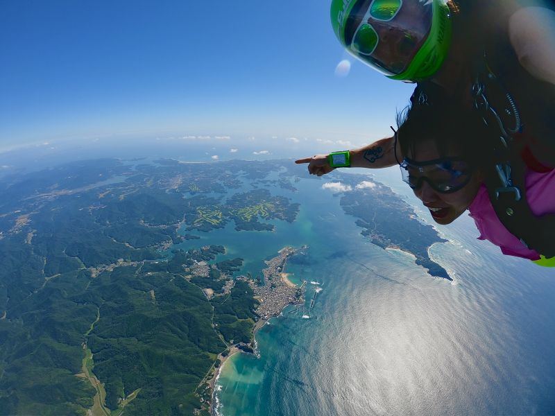 日本最高級の絶景！
10,000ftから #スカイダイビング！

#伊勢志摩国立公園、
#五ヶ所湾 や #英虞湾 を
見下ろせる絶景がここに✨

約250km/hでのfree fallを
#伊勢志摩スカイダイビング で
体験してみませんか😆

詳細はこちら👇
kankomie.or.jp/activity/detai…
※感染防止対策を徹底しましょう