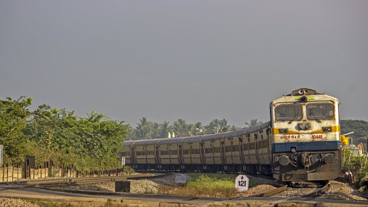 sany20025's tweet photo. Early morning sunlight lights up the dual cab monster from UBL as it curves its way into the station limits, enjoying the new year morning, pulling the Bangalore City bound intercity from Talguppa.
#IndianRailways #kadur #Tumkur #Talguppa #PicOfTheDay #SWR #NewYear2022 https://t.co/FXhHUk44M4