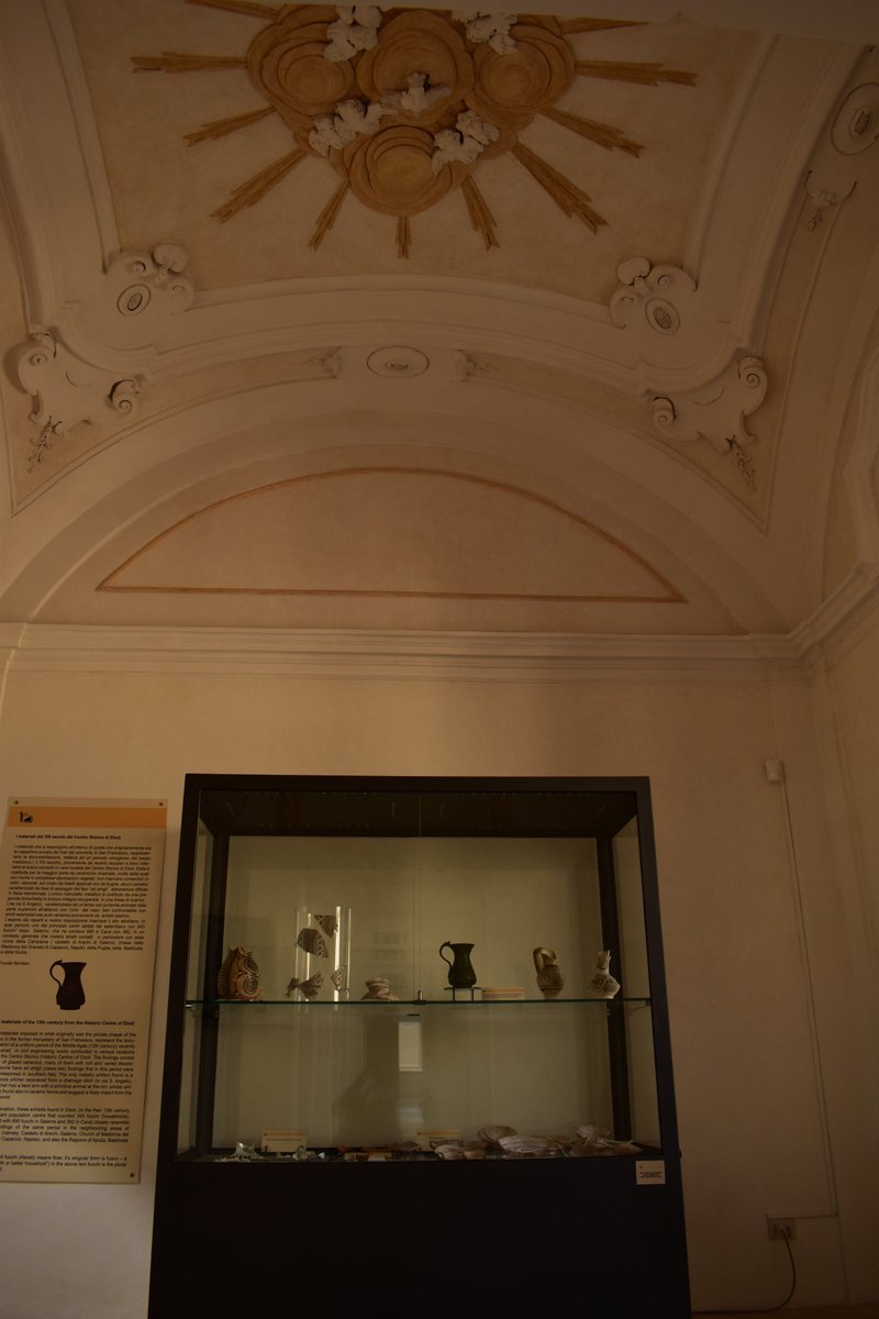 "Ad maiorem Dei gloriam"
Eboli (Salerno), Convento di San Francesco, Cappella privata dei frati francescani, raggiera dello Spirito Santo con colomba.
#NelBarocco a #SalaLettura 
<a href="/Patrizia0758/">Patrizia0758</a> <a href="/Laura88439150/">Laura</a> <a href="/MelpomeniSamara/">melpomeni samara</a> 
<a href="/Sidi_Bou/">🍀 Maria Teresa 🇵🇸</a>  <a href="/museitaliani/">museitaliani</a> @DRMuseiCampania <a href="/cammisafra/">Francesca Cammisa</a>